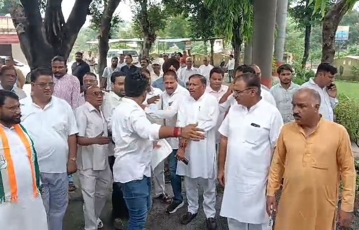 राहुल गांधी पर FIR के विरोध में कांग्रेस का प्रदर्शन, महेंद्र भट्ट के खिलाफ तहरीर