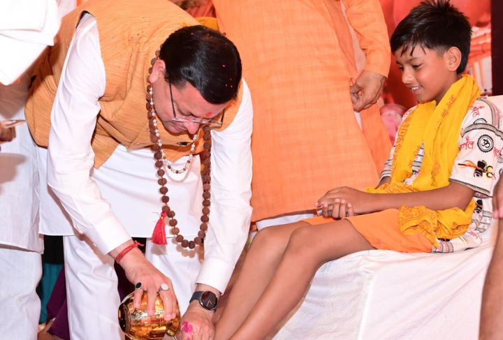  कांवड़ यात्रियों पर हेलीकॉप्टर से की गई फूलों की बारिश, CM धामी ने पैर धोकर किया स्वागत