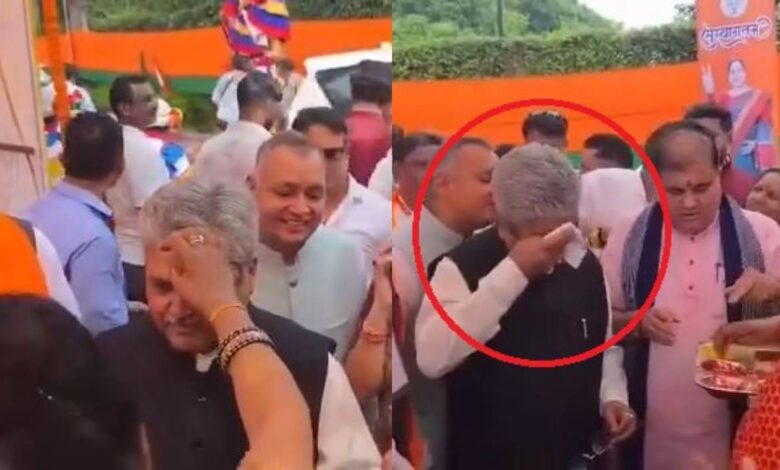  हल्द्वानी में दुष्यंत गौतम के टीका हटाने पर बवाल, कांग्रेस ने खड़े किए सवाल