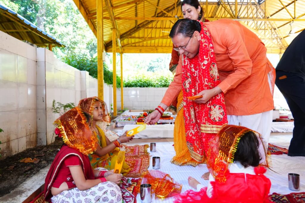 मुख्यमंत्री धामी ने शारदीय नवरात्रि की महानवमी पर किया हवन एवं कन्या पूजन