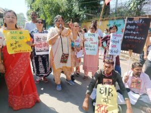 देहरादून: SIR पर बवाल, प्रदर्शनकारियों और पुलिस में भिड़ंत